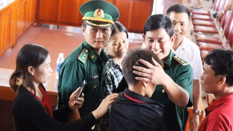 Ngư dân Lê Văn Chiến (18 tuổi) nói trong nước mắt: "Không ngờ chúng tôi sống sót trở về đây".