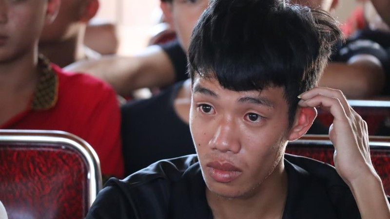 Ngư dân Lê Văn Chiến (18 tuổi) nói trong nước mắt: "Không ngờ chúng tôi sống sót trở về đây".