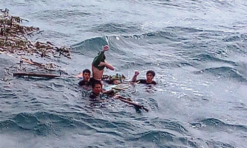 Chiều 7-9, tại UBND xã Sơn Hải (huyện Quỳnh Lưu, Nghệ An) đã diễn ra buổi tiếp nhận ba thuyền viên quê xã Sơn Hải trên tàu cá mang số hiệu NA 93010 TS gặp nạn trên biển Quảng Bình, được tàu của Bội đội biên phòng tỉnh Quảng Trị cứu sống. Sáng 5-9, tàu cá NA 93010 TS chở bảy ngư dân quê Nghệ An, sau khi vào bờ trú ẩn tránh áp thấp nhiệt đới, đang hành trình ra biển khai thác thủy sản thì bị chìm trên biển trước cửa Gianh, Quảng Bình. Các ngư dân phải bơi lênh đênh trên biển chờ cứu sống.