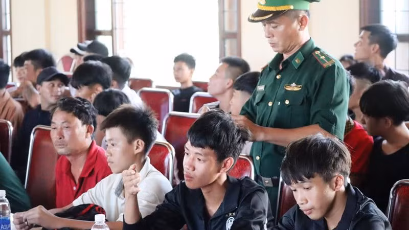 Rất đông bạn bè, người thân đến Hội trường UBND xã Sơn Hải đón ba ngư dân trở về.