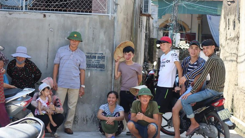 Người dân kéo đến nhà các ngư dân thoát chết trở về nghe câu chuyện chìm tàu và bơi lênh đênh 25 giờ đồng hồ trên biển.