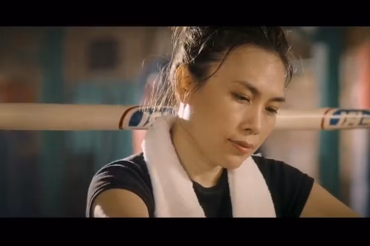 Trong "Anh đợi em được không?", Mỹ Tâm hóa thân cô gái chơi boxing phải tạm xa người yêu để tham gia một trận đấu ở nước ngoài.