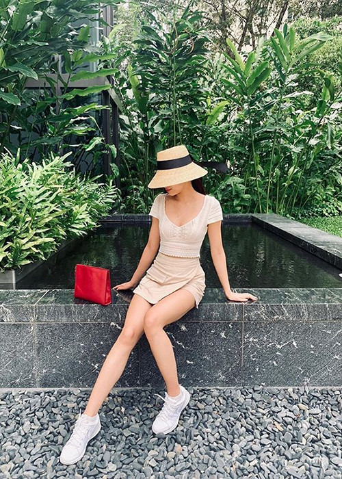 Cô cũng ăn mặc sành điệu hơn.