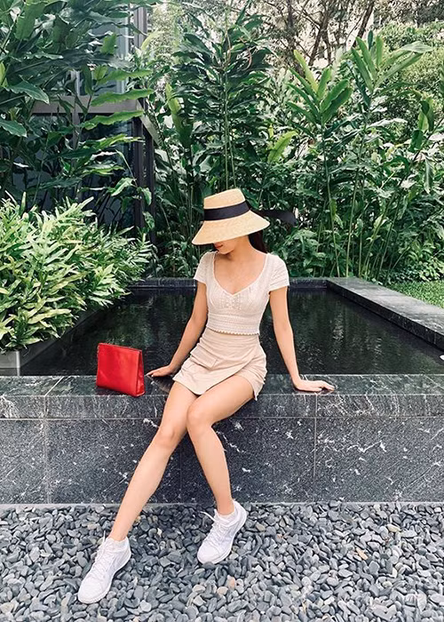 Cô cũng ăn mặc sành điệu hơn.