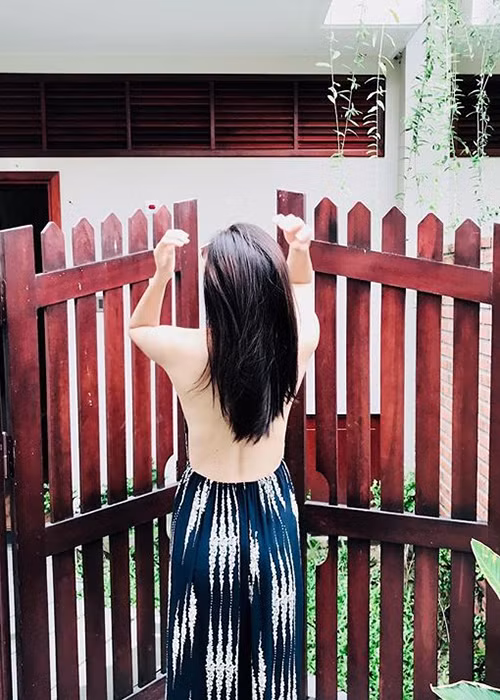 Á khôi bị tước danh hiệu sở hữu thân hình quyến rũ, hút mắt người đối diện.