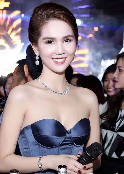 Thời mặn nồng với tỷ phú Hoàng Kiều, "nữ hoàng nội y" Ngọc Trinh được bạn trai tặng một bộ trang sức kim cương đắt tiền. Mời quý độc giả xem video "Với Phạm Hương, showbiz chỉ là cuộc dạo chơi của tuổi trẻ". Nguồn Youtube/vtc