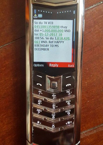 Vân Hugo được chuyển khoản 1 tỷ đồng vào tài khoản cùng với chiếc điện thoại vertu đắt giá khiến nhiều người ghen tỵ.