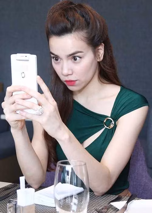 Năm 2016, Hồ Ngọc Hà vướng nghi vấn được người tình Chu Đăng Khoa tặng nhẫn kim cương 21 tỷ.