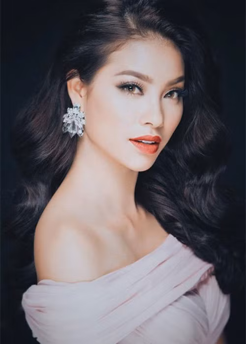 Trong nửa đầu năm nay, Phạm Hương khoe bộ trang sức kim cương gồm nhẫn và bông tai, 2 chiếc nhẫn kim cương. Nhiều người đoán đây là những món quà bạn trai tặng Phạm Hương.