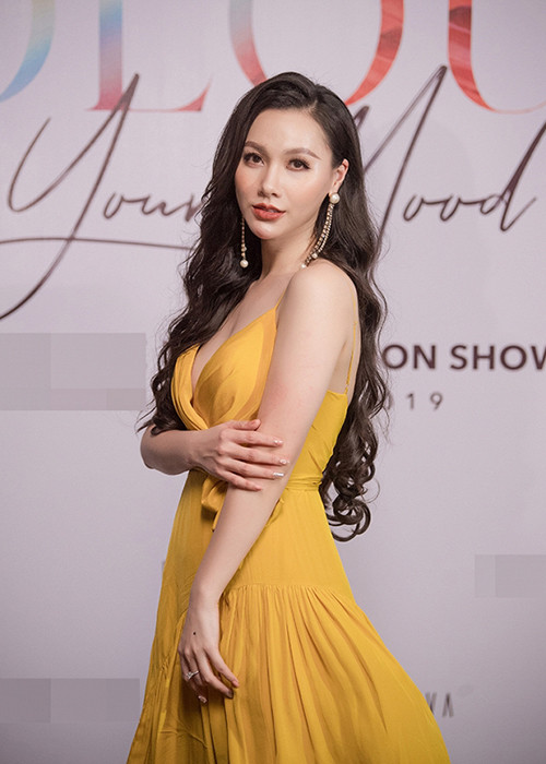 Minh Hà chụp ảnh trên thảm đỏ trước Thu Quỳnh sau đó lui vào hậu trường. Ảnh: Ngôi sao