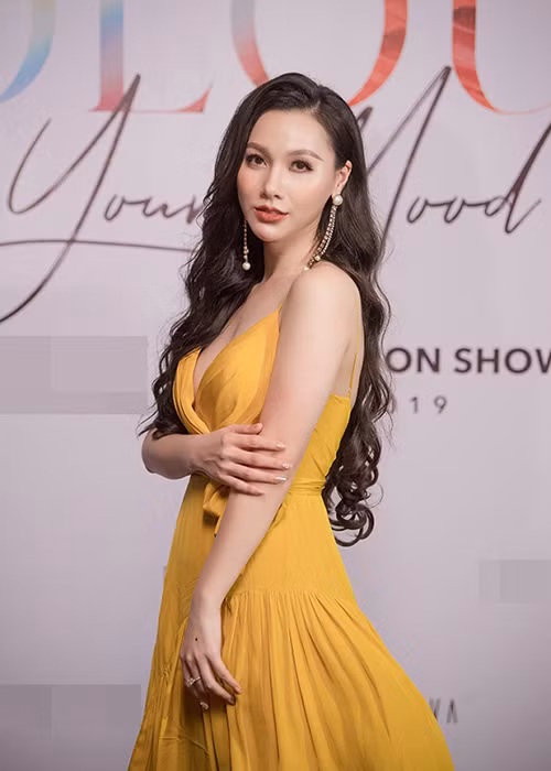 Minh Hà chụp ảnh trên thảm đỏ trước Thu Quỳnh sau đó lui vào hậu trường. Ảnh: Ngôi sao