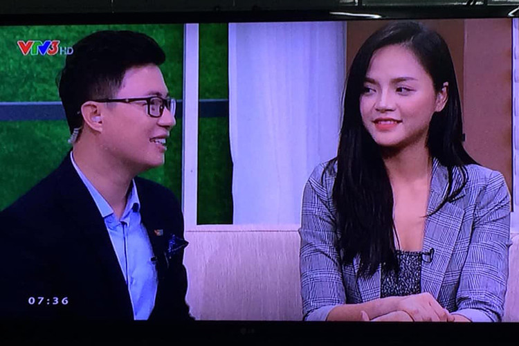 Trong chương trình, Thu Quỳnh thoải mái trả lời câu hỏi của MC.