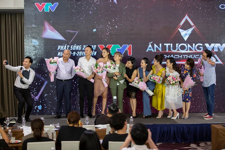 Cách đây 4 năm, Minh Hà lộ ảnh thân thiết bên Chí Nhân - chồng Thu Quỳnh. Một thời gian sau scandal, Thu Quỳnh và Chí Nhân ly hôn. Vì Thu Quỳnh và Minh Hà vướng ồn ào tình tay ba nên việc cả hai cùng tham gia sự kiện gây chú ý. Ảnh: Vietnamnet