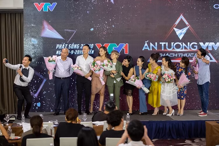 Cách đây 4 năm, Minh Hà lộ ảnh thân thiết bên Chí Nhân - chồng Thu Quỳnh. Một thời gian sau scandal, Thu Quỳnh và Chí Nhân ly hôn. Vì Thu Quỳnh và Minh Hà vướng ồn ào tình tay ba nên việc cả hai cùng tham gia sự kiện gây chú ý. Ảnh: Vietnamnet