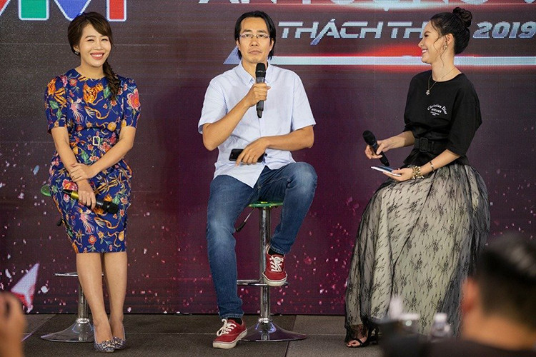 Theo Vietnamnet, khi đoàn làm phim "Về nhà đi con" trò chuyện với khán giả, dù là MC của sự kiện nhưng Minh không hề phỏng vấn Thu Quỳnh. Ở phần chụp ảnh cuối sự kiện, Minh Hà cũng không lên sân khấu cùng hình với các khách mời, trong đó có Thu Quỳnh. Ảnh: Vietnamnet