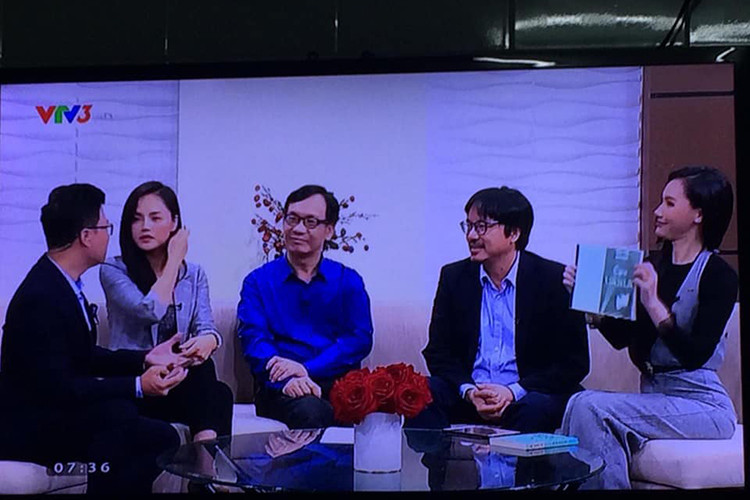 Trong chương trình Cà phê sáng do Minh Hà làm MC, Thu Quỳnh xuất hiện vì là khách mời. Ảnh: FBNV