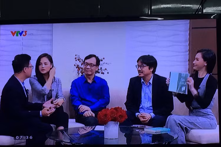 Trong chương trình Cà phê sáng do Minh Hà làm MC, Thu Quỳnh xuất hiện vì là khách mời. Ảnh: FBNV