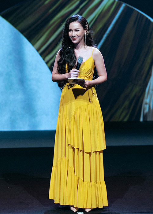 Minh Hà đảm nhận vai trò MC trong show thời trang. Ảnh: Ngôi sao