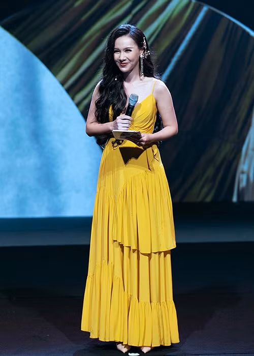 Minh Hà đảm nhận vai trò MC trong show thời trang. Ảnh: Ngôi sao