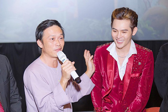 Võ Đăng Khoa dễ dàng tiến bước vào nghệ thuật nhờ danh xưng cháu nuôi Hoài Linh. Nam danh hài ủng hộ cháu bằng cách có mặt trong các buổi ra mắt web drama của Đăng Khoa.