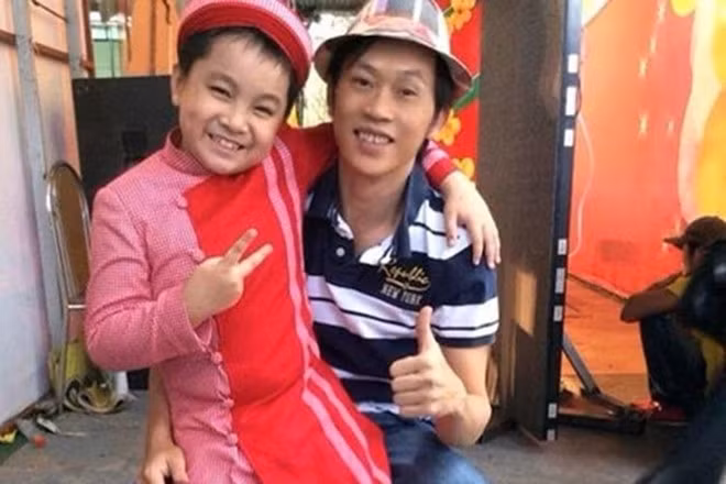 Cũng như Hoài Lâm, bé Ben bộc lộ năng khiếu nghệ thuật từ nhỏ. Cậu bé tên thật là Hoàng Quân, được Hoài Linh phát hiện khi tham gia vũ đoàn ABC kids. Bé Ben từng đóng một số phim như Lửa Phật, Thiên đường vắng em... Với sự hỗ trợ của cha nuôi, cậu bé còn giành giải quán quân chương trình Gương mặt thân quen nhí.