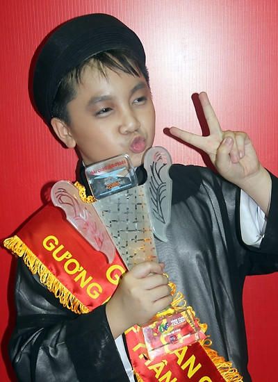 Ở tuổi 15, bé Ben không còn tham gia nghệ thuật nhiều như trước. Cậu bé tập trung cho việc học theo lời khuyên của cha nuôi Hoài Linh. Ben tâm sự thần tượng cha nuôi nên cố gắng học tốt. "Con thấy mình cần phải làm tốt để xứng đáng là con nuôi của ba Hoài Linh, chứ không phải là con nuôi của ba mà vô tổ chức", Ben chia sẻ với báo chí.