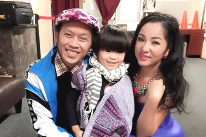 Con nuôi nhỏ tuổi nhất của Hoài Linh là Nguyệt Cát. Cô bé là con gái của Thúy Nga, được nam danh hài nhận làm con nuôi lúc 4 tuổi.