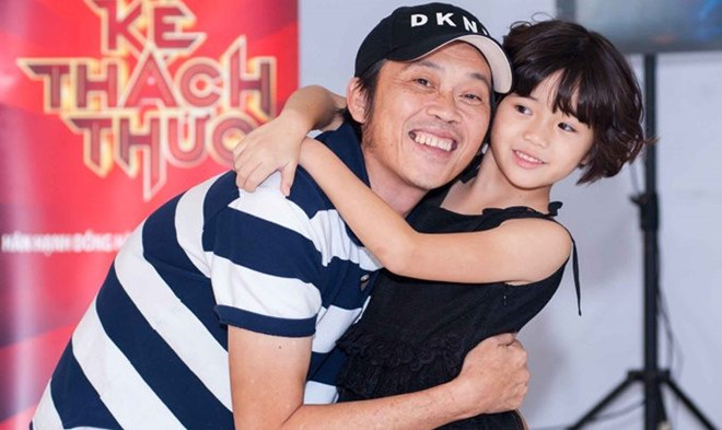 Được đàn anh yêu thương con gái nhỏ sau cú sốc về hôn nhân, Thúy Nga từng hạnh phúc chia sẻ: "Bắt đầu từ hôm nay Nguyệt Cát được ba Hoài Linh nhận làm con nuôi rồi. Hai mẹ con vui quá nhảy vào lòng ba Linh mà ngồi. Kỷ niệm chụp hình ngày kết nạp thêm đứa con út ít của ba Linh. Ngày trước mình hay gọi anh Hoài Linh là 'anh', bây giờ phải gọi là 'ba của bé Cát'. Ông bà mình nói 'công sanh không bằng công dưỡng' phải không anh?"