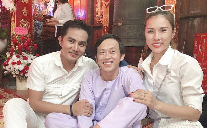Không chỉ là nghệ sĩ được gắn danh "người có nhiều con nuôi nhất showbiz", Hoài Linh cũng nhận em nuôi và cháu nuôi. Diễn viên Thiên Bảo cho biết anh được Hoài Linh và cha mẹ anh nhận là thành viên trong gia đình nhiều năm qua. Vào mỗi dịp lễ tết, họp mặt gia đình đàn anh, Thiên Bảo luôn có mặt.