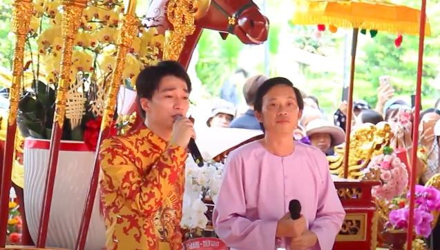 Trong dịp lễ giỗ Tổ nghề sân khấu vừa qua, Hoài Linh tiếp tục giới thiệu một người con nuôi có tên Hoài Sang. Cả hai cha con song ca bài hát Người đi ngoài phố ở nhà thờ Tổ. Nam danh hài chưa chia sẻ thông tin về người con nuôi này nhưng có thể thấy anh sở hữu gương mặt sáng và khả năng ca hát.