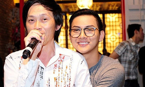 Trong số các con nuôi của Hoài Linh, Hoài Lâm được đánh giá nổi bật nhất. Nam ca sĩ sinh năm 1995 được danh hài đỡ đầu và dạy dỗ từ khi còn là cậu nhóc. Đến năm 18 tuổi, Hoài Lâm một bước thành sao khi trở thành quán quân Gương mặt thân quen 2014. Nhiều người cho rằng sự thành công của nam ca sĩ trong chương trình một phần nhờ tài năng nhưng không thể không nhắc tới sự hỗ trợ thầm lặng của cha nuôi phía sau.