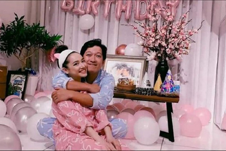 Từ khi có con, Trường Giang chăm chỉ nghe nhạc thiếu nhi, chiều chuộng cô công chúa nhỏ. Ảnh: VTC