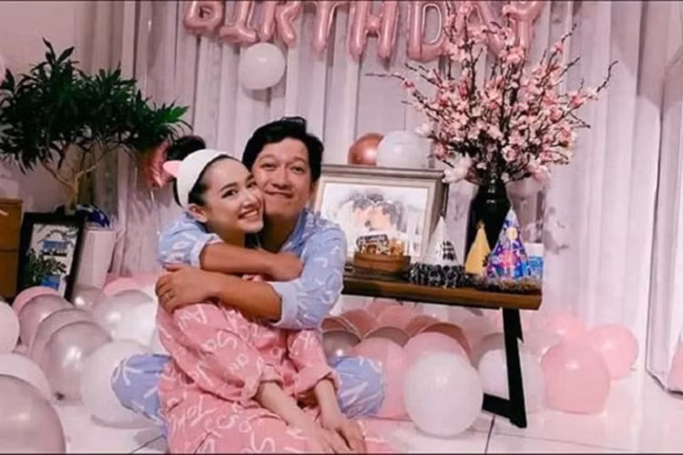 Từ khi có con, Trường Giang chăm chỉ nghe nhạc thiếu nhi, chiều chuộng cô công chúa nhỏ. Ảnh: VTC