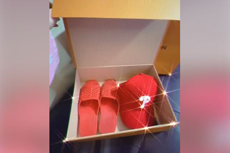 Trường Giang tặng Nhã Phương một đôi dép tổ ong, một chiếc mũ in chữ P. Nhìn hai món quà này, Nhã Phương bày tỏ cô "rớt nước mắt". Được biết, Trường Giang rất thích đi dép tổ ong. Sau khi yêu Trường Giang, Nhã Phương cũng có sở thích này.