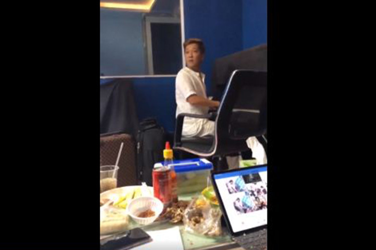 Ngoài 2 món quà không giống ai, Trường Giang còn đánh đàn tặng Nhã Phương.