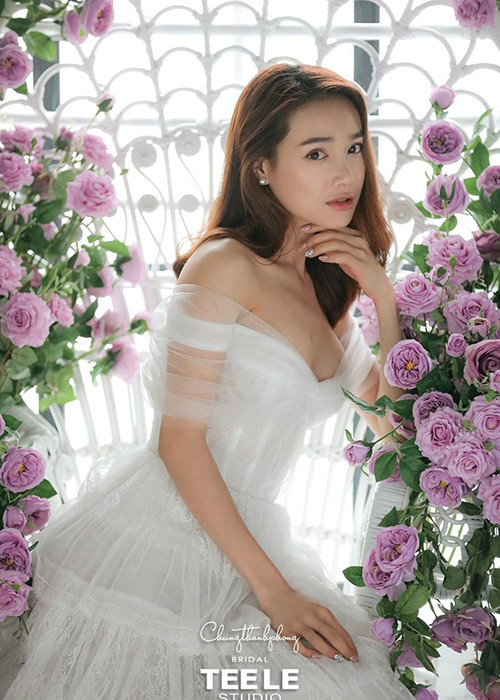 Là bà mẹ một con, nữ diễn viên phim "Tuổi thanh xuân" tự tin diện đầm khoe vòng một gợi cảm.