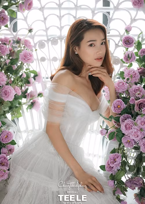 Là bà mẹ một con, nữ diễn viên phim "Tuổi thanh xuân" tự tin diện đầm khoe vòng một gợi cảm.