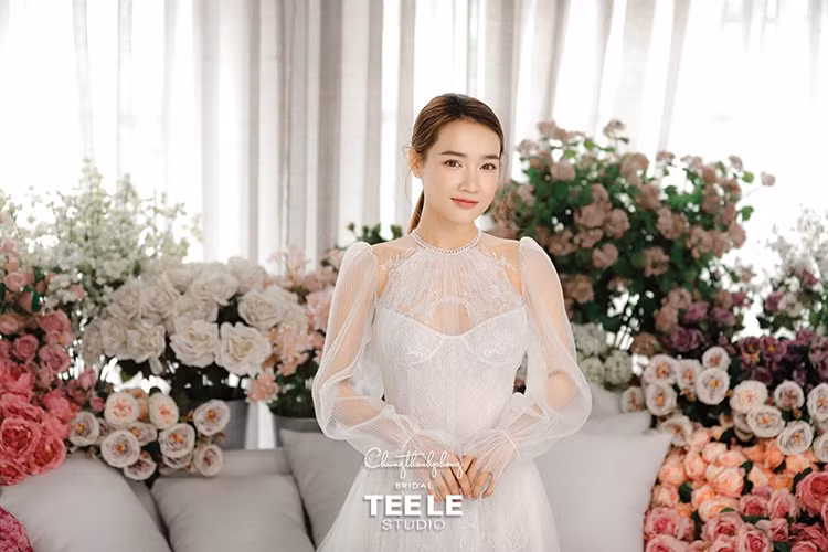 Khi Trường Giang vắng nhà, Nhã Phương bận rộn với công việc và chăm sóc con.