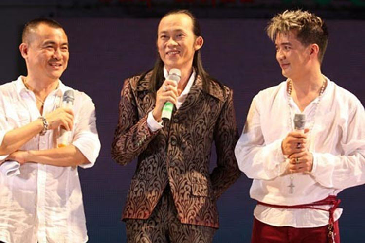 ...Rất khó mời anh Hoài Linh luôn, show nào mà đám cưới đám tiệc là chắc chắn anh không nhận. Anh muốn giữ hình ảnh. Anh Linh là người quyết định show nhiều hay show ít chứ không phải ai khác", Mr Đàm cho hay.