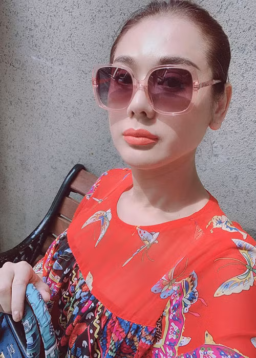 Lâm Khánh Chi chia sẻ: "Tôi rất hạnh phúc vì rất nhiều khán giả yêu mến tôi, độ hot tôi không hề giảm nhiệt. Tôi vẫn đi hát nhiều show và giá cát xê của tôi rất cao. Còn ai cố tình dìm hàng tôi mọi người chắc sẽ nhìn thấy, bỏ cái trò chơi ném đá giấu tay rẻ tiền đó đi nhé”.