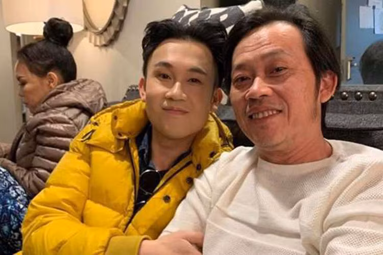 Dương Triệu Vũ cũng lên tiếng bảo vệ anh trai Hoài Linh: “Anh Linh lúc trước ngồi gần mười mấy gameshow vì anh ấy muốn giành hết sức lực để xây nhà thờ Tổ, không nhờ vả một ai...