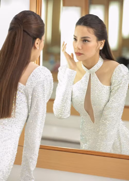 Trong khi sao Việt Hoài Linh không phản ứng về tin đồn hết thời thì Hồ Ngọc Hà đáp trả đanh thép: “Mỗi giai đoạn là những định hướng khác nhau. Đừng phát biểu hồ đồ về tôi... tôi sống đơn giản nhưng suy nghĩ không giản đơn".