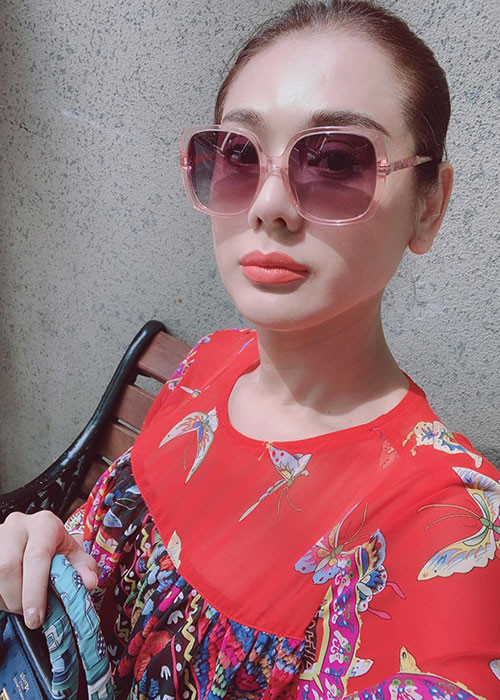 Lâm Khánh Chi chia sẻ: "Tôi rất hạnh phúc vì rất nhiều khán giả yêu mến tôi, độ hot tôi không hề giảm nhiệt. Tôi vẫn đi hát nhiều show và giá cát xê của tôi rất cao. Còn ai cố tình dìm hàng tôi mọi người chắc sẽ nhìn thấy, bỏ cái trò chơi ném đá giấu tay rẻ tiền đó đi nhé”.