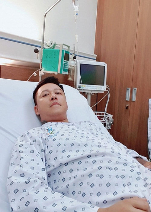 Bác sĩ kết luận Tuấn Hưng bị hở van tim cấp độ nhẹ và khuyên anh không được hoạt động mạnh.