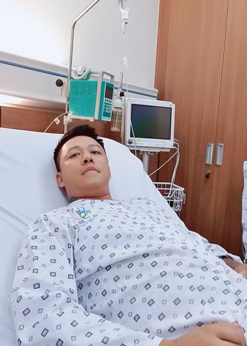 Bác sĩ kết luận Tuấn Hưng bị hở van tim cấp độ nhẹ và khuyên anh không được hoạt động mạnh.