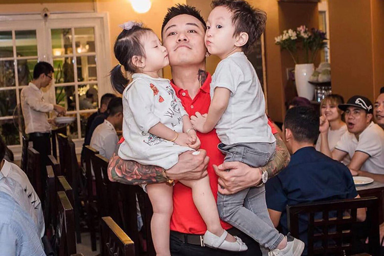 Tuấn Hưng được khen là ông bố bỉm sữa khéo chăm con.