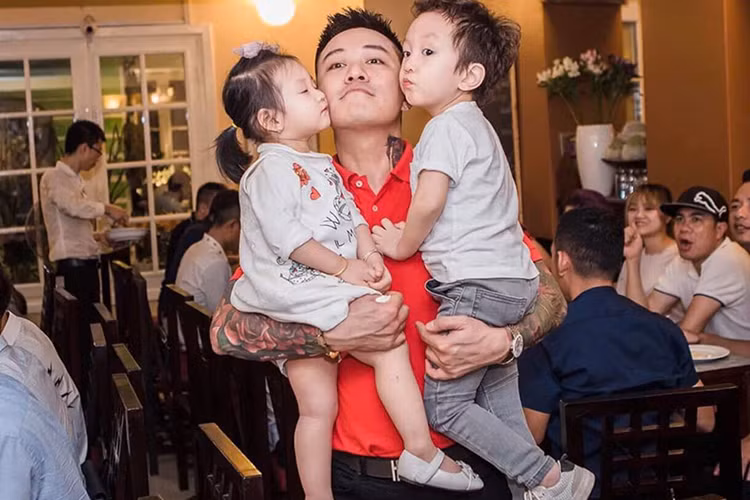 Tuấn Hưng được khen là ông bố bỉm sữa khéo chăm con.