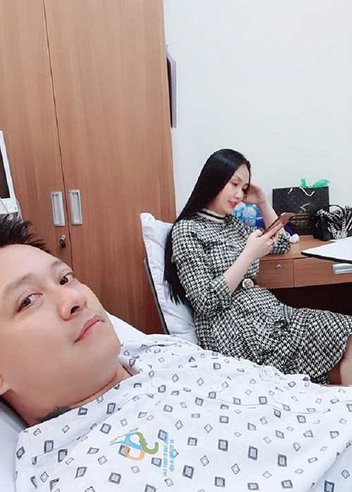 Tuấn Hưng nhập viện vẫn hài hước nhắn nhủ đến bà xã: "Và quan trọng hơn là người đối diện không được nói quá to khi giao tiếp với mình, đặc biệt là vợ. Cái này hay".