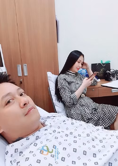 Tuấn Hưng nhập viện vẫn hài hước nhắn nhủ đến bà xã: "Và quan trọng hơn là người đối diện không được nói quá to khi giao tiếp với mình, đặc biệt là vợ. Cái này hay".