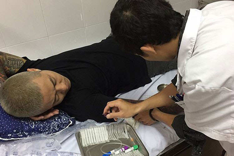 Năm 2017, nam ca sĩ kiệt sức đến mức bị ngất xỉu và phải nhập viện bởi ngay sau đêm nhạc ở Lào Cai, anh lái xe trở về Hà Nội để hát ở một show khác.